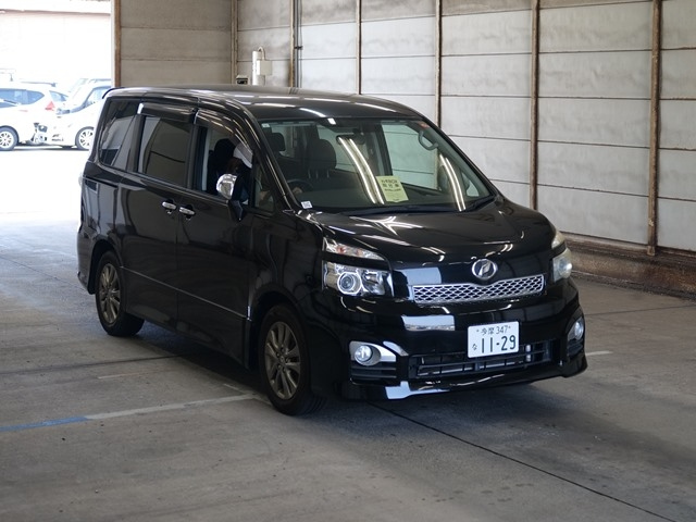 TOYOTA VOXY 2011