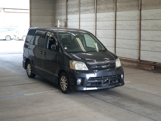 TOYOTA NOAH 2005