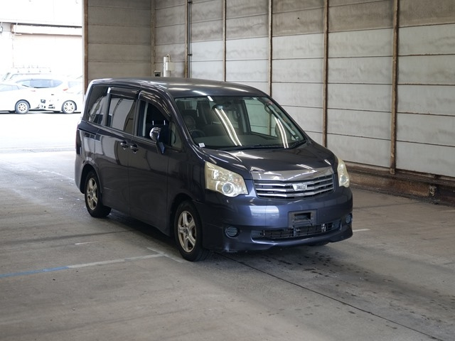 TOYOTA NOAH 2010