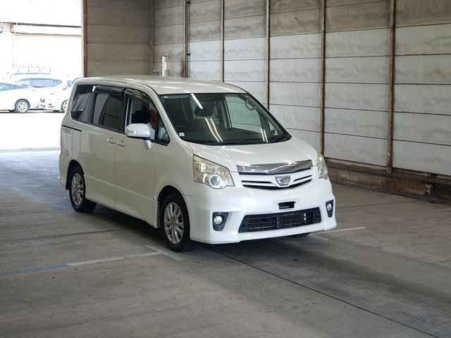 TOYOTA NOAH 2012