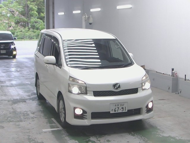 TOYOTA VOXY 2010