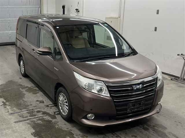 TOYOTA NOAH 2014
