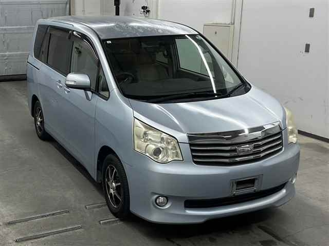 TOYOTA NOAH 2011