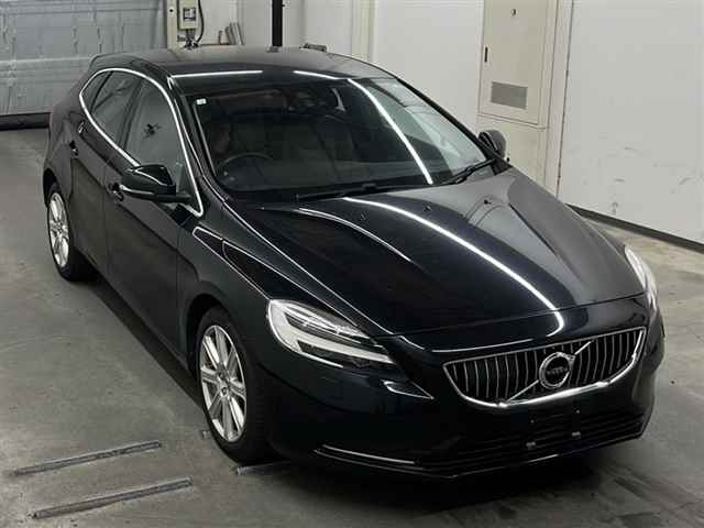 VOLVO V40 2016