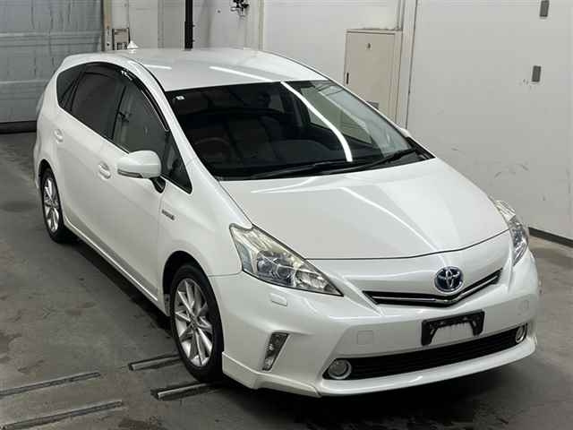 TOYOTA PRIUS ALPHA 2013