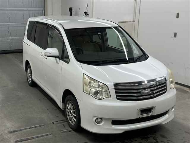 TOYOTA NOAH 2010