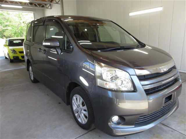 TOYOTA NOAH 2010