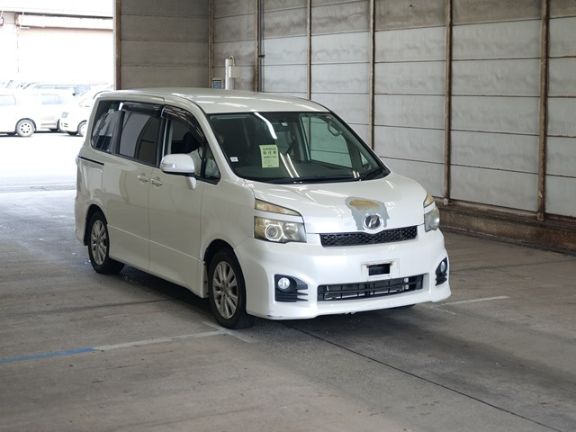 TOYOTA VOXY 2010