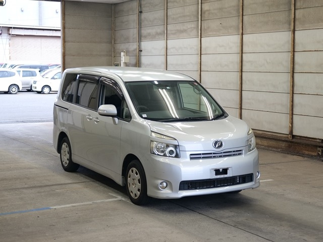 TOYOTA VOXY 2010