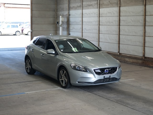 VOLVO V40 2016