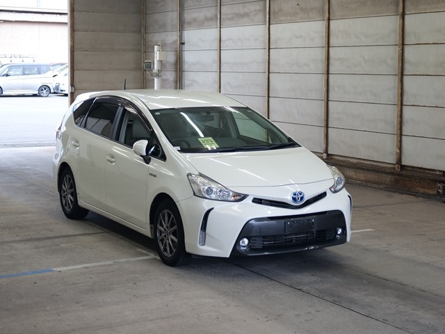 TOYOTA PRIUS ALPHA 2015