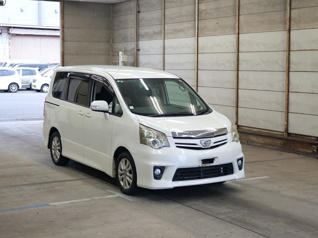 TOYOTA NOAH 2010