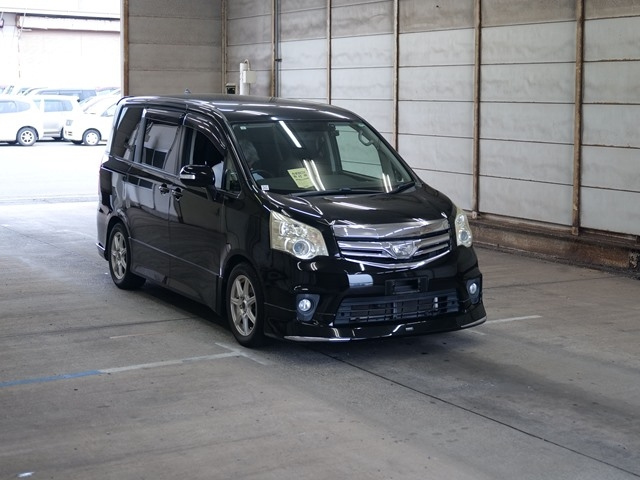 TOYOTA NOAH 2011