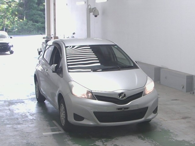 TOYOTA VITZ 2013