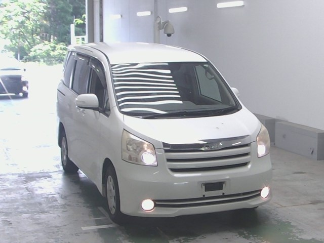TOYOTA NOAH 2010
