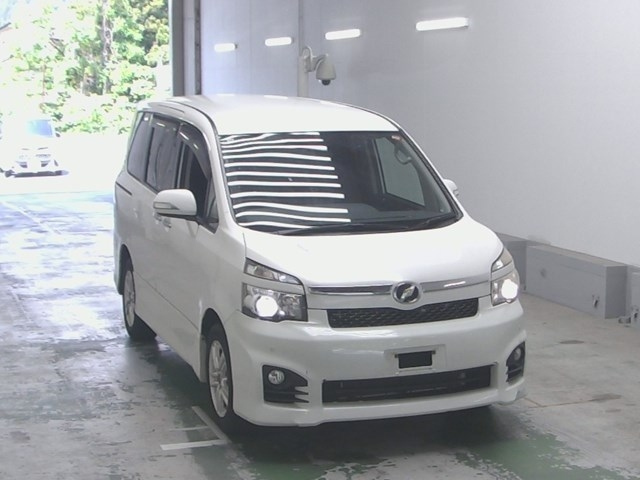 TOYOTA VOXY 2010