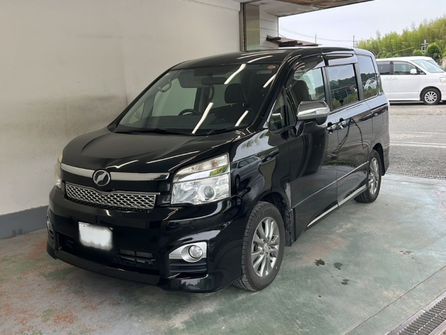 TOYOTA VOXY 2013