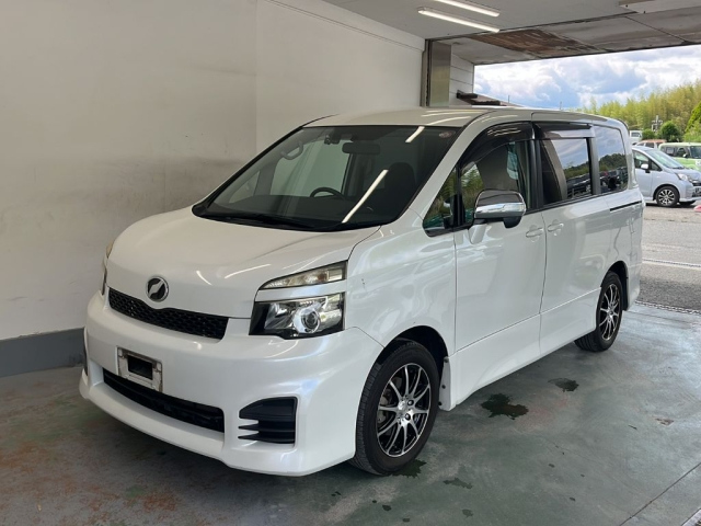 TOYOTA VOXY 2010