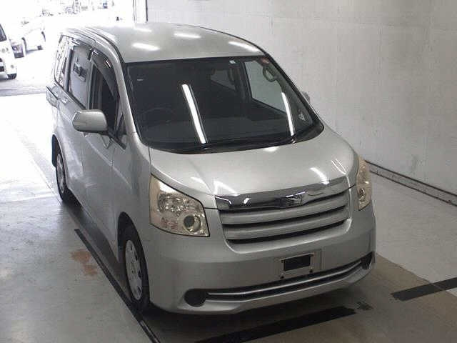 TOYOTA NOAH 2008