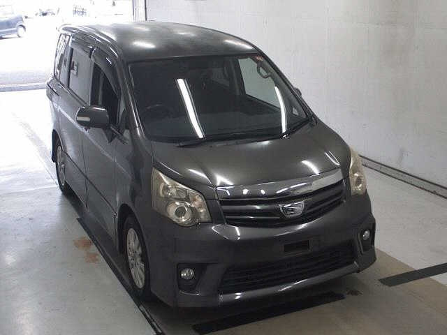 TOYOTA NOAH 2010
