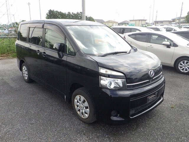 TOYOTA VOXY 2013