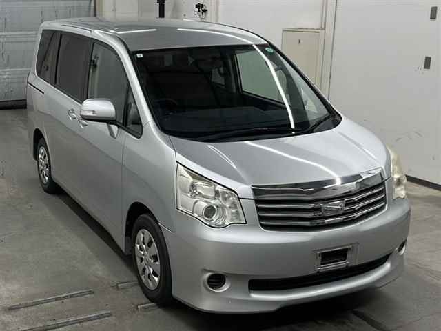 TOYOTA NOAH 2013