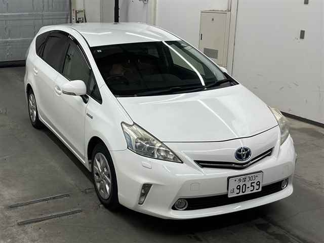 TOYOTA PRIUS ALPHA 2013