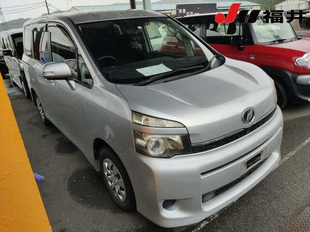 TOYOTA VOXY 2010