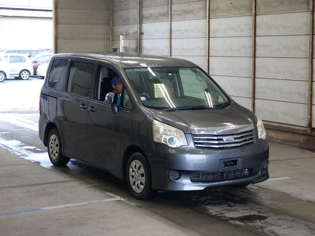TOYOTA NOAH 2010