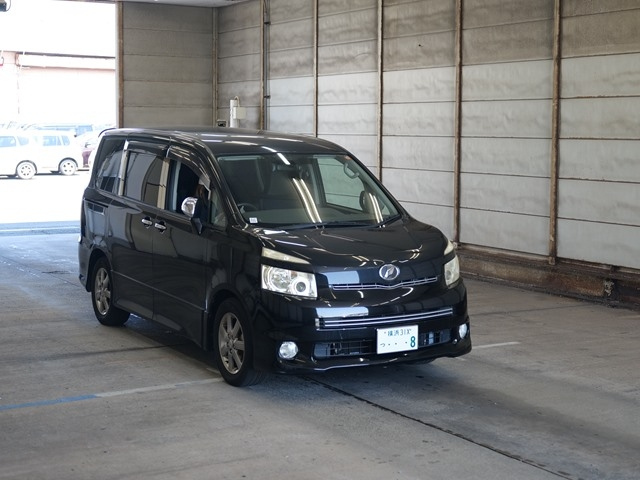 TOYOTA VOXY 2010