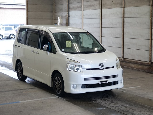 TOYOTA VOXY 2010