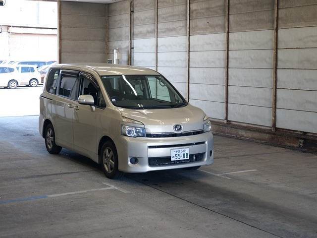 TOYOTA VOXY 2013