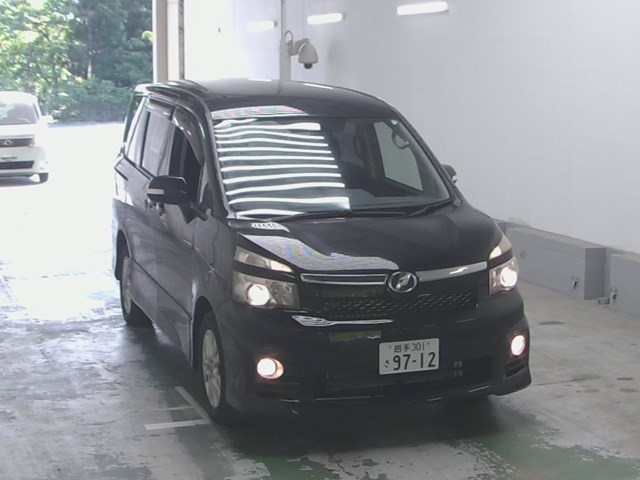 TOYOTA VOXY 2013