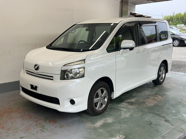 TOYOTA VOXY 2010
