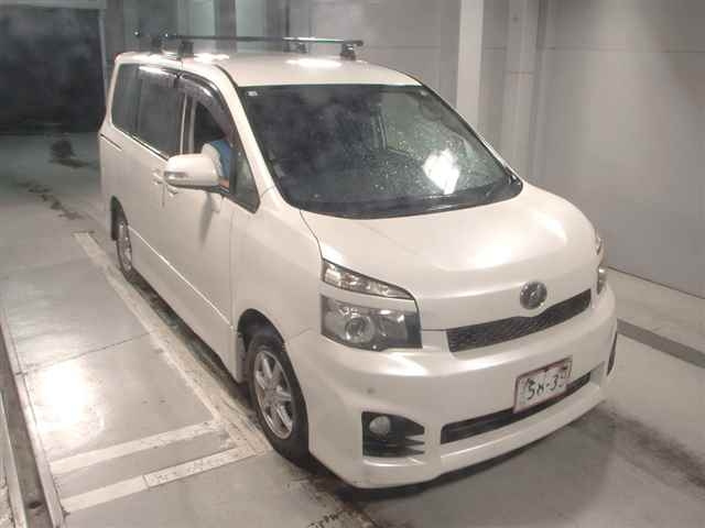 TOYOTA VOXY 2010