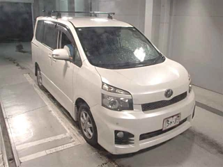 TOYOTA VOXY 2010