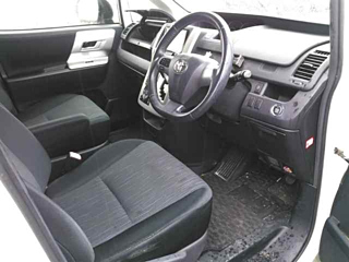 TOYOTA VOXY 2010