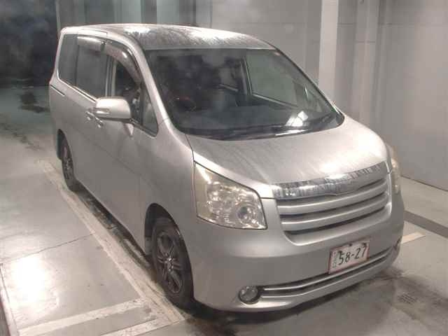 TOYOTA NOAH 2010