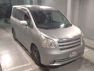 TOYOTA NOAH 2010