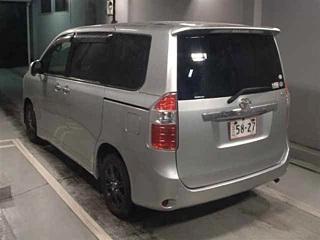 TOYOTA NOAH 2010