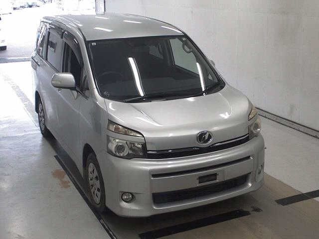 TOYOTA VOXY 2013