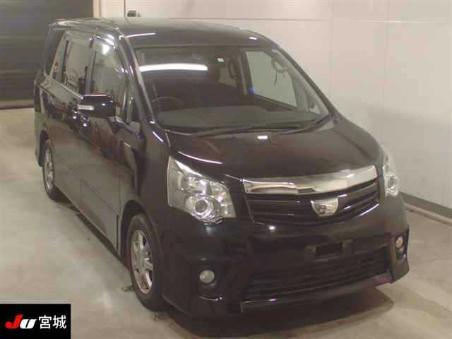 TOYOTA NOAH 2011