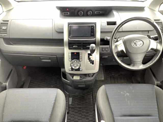 TOYOTA VOXY 2010