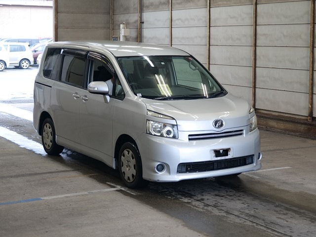 TOYOTA VOXY 2010