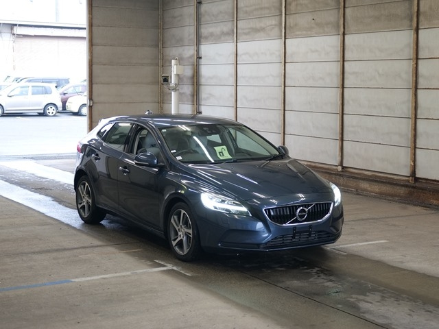 VOLVO V40 2019