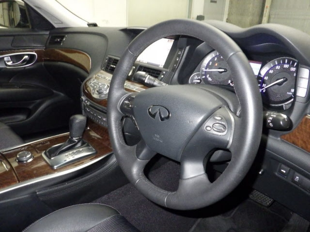 NISSAN FUGA 2017