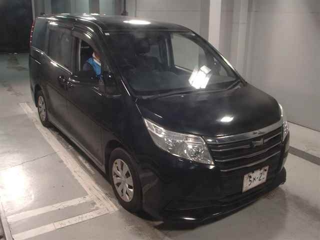 TOYOTA NOAH 2015