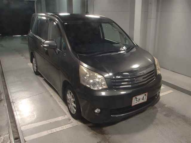 TOYOTA NOAH 2011