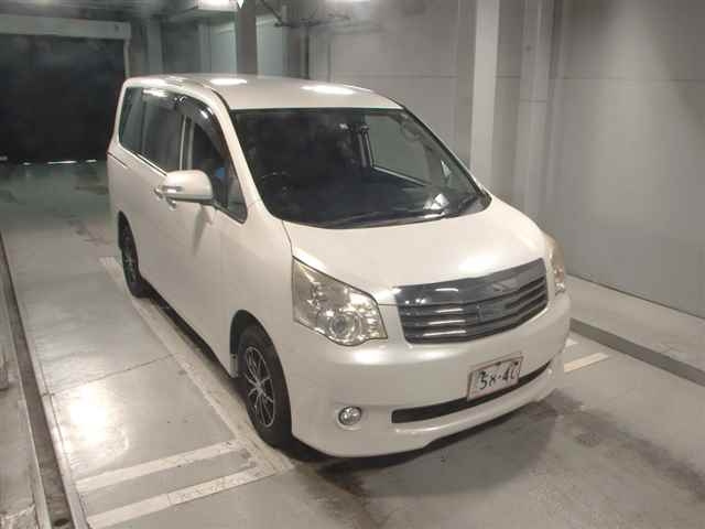 TOYOTA NOAH 2011