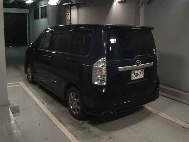 TOYOTA VOXY 2009